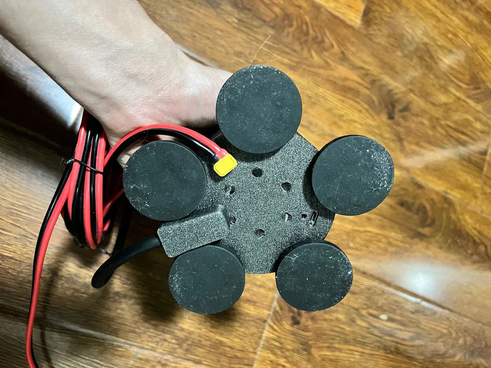 Foto de usuario: cara inferior de la base Huntix360 con apoyos magnéticos