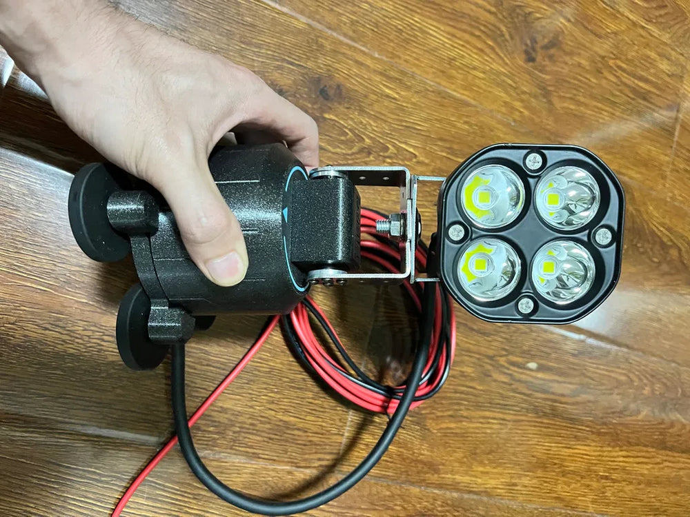 Foto de usuario: foco de cuatro lentes montado sobre la base Huntix360