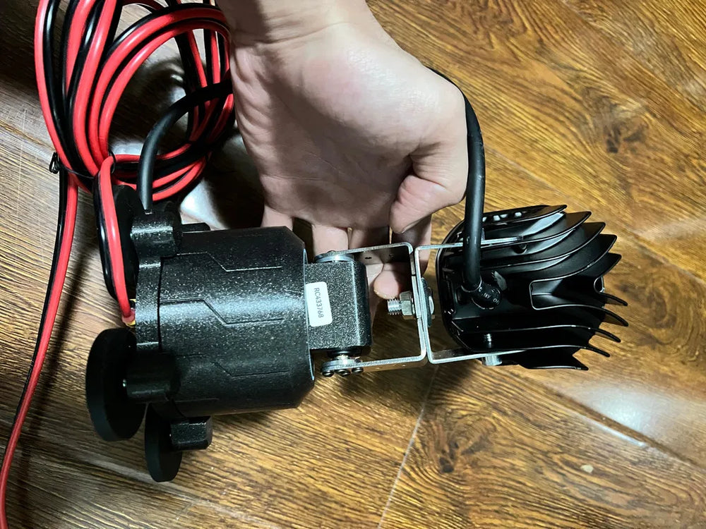 Foto de usuario: soporte del foco, disipador y cableado de Huntix360